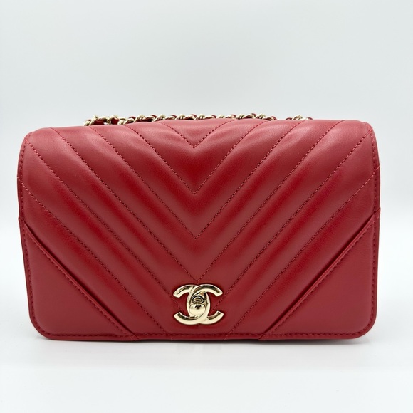 This is a 100% authentic CHANEL Calfskin Chevron Small Flap handbag in 19A Red. - Picture 5 of 16